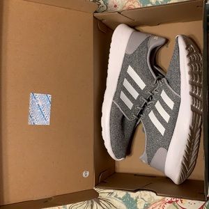 Adidas Size 7.5 Tennis Shoe